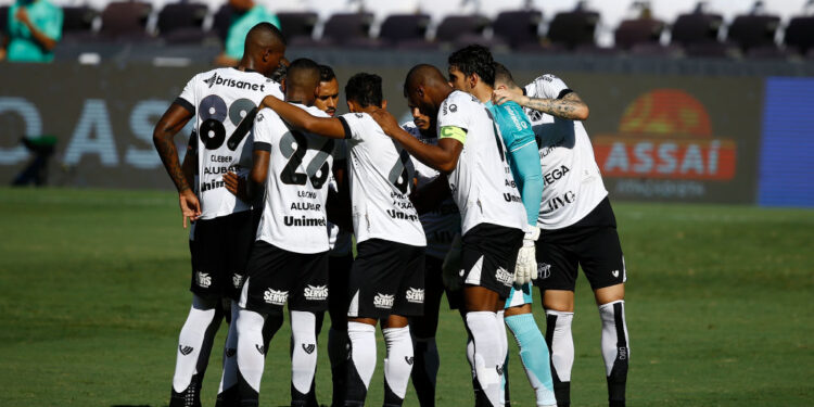 Jogadores do Ceará em ação contra o Flamengo (Crédito: GettyImages)