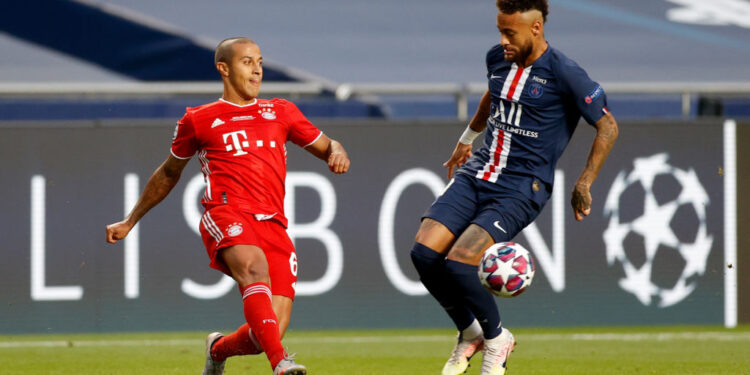 Neymar e Thiago em duelo pela Champions League (Crédito: GettyImages)