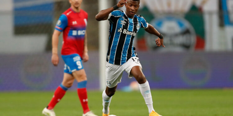 Orejuela em ação com a camisa do Grêmio (Crédito: GettyImages)