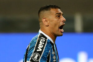Diego Souza em ação com a camisa do Grêmio (Crédito: GettyImages)