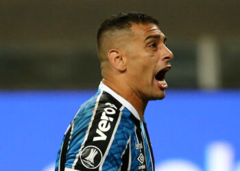 Diego Souza em ação com a camisa do Grêmio (Crédito: GettyImages)