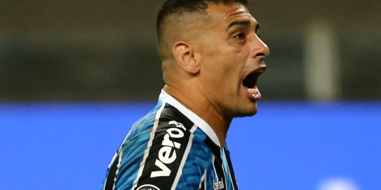 Diego Souza em ação com a camisa do Grêmio (Crédito: GettyImages)