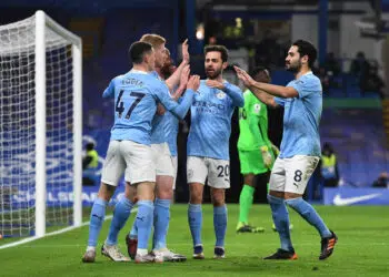De Bruyne e Foden lideram vitória, e City bate o Chelsea pelo Campeonato Inglês (Crédito: GettyImages)