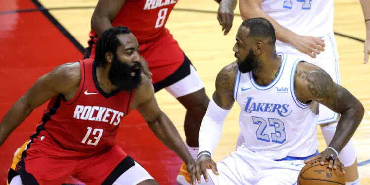 Lakers atropelam os Rockets em jogo com expulsões; Warriors vencem os Raptors (Crédito: GettyImages)