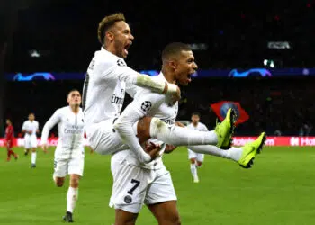 Neymar e Mbappé em ação pelo PSG (Crédito: GettyImages)