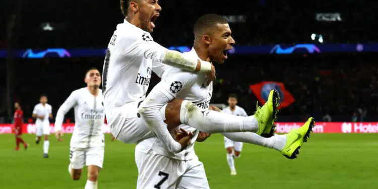 Neymar e Mbappé em ação pelo PSG (Crédito: GettyImages)