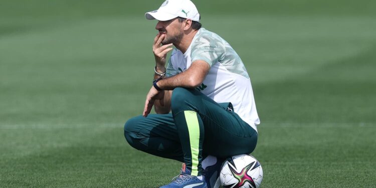 Abel Ferreira explica oscilação do Palmeiras: “Não há treinador que não jogue para ganhar” (Crédito: Cesar Greco/Palmeiras/Fotos Públicas)