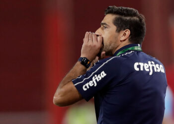 Abel Ferreira comandando o Palmeiras em campo (Crédito: GettyImages)