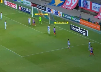 Com um a menos, Bahia vence Goiás e sai da zona de rebaixamento do Brasileirão (Crédito: Transmissão/ Premiere)