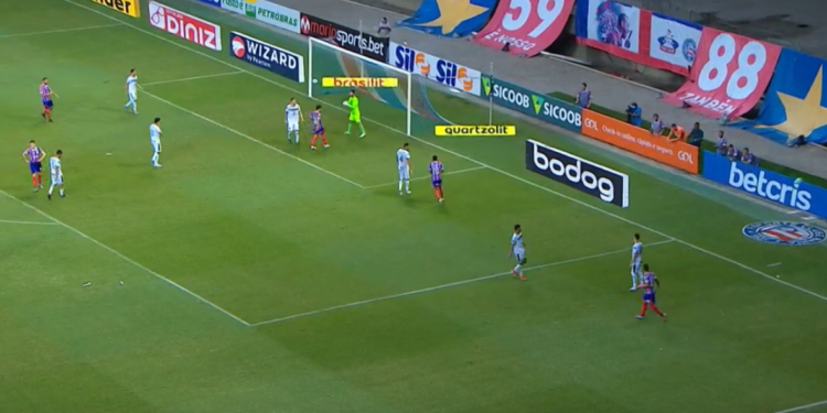 Com um a menos, Bahia vence Goiás e sai da zona de rebaixamento do Brasileirão (Crédito: Transmissão/ Premiere)