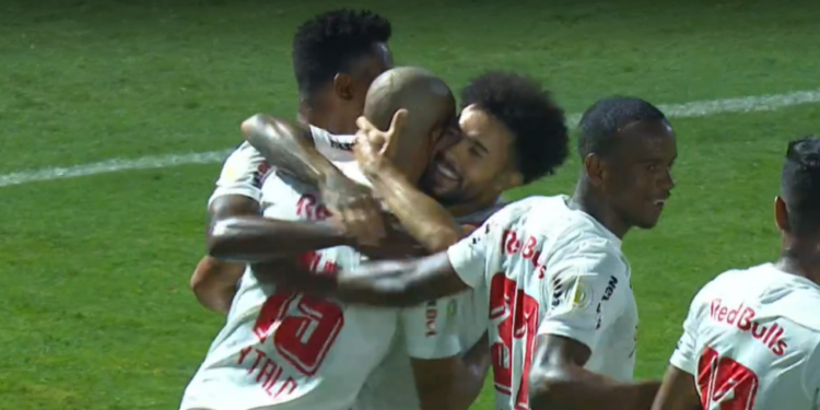 Em jogo movimentado, RB Bragantino vence tlético-GO e sobe na tabela do Campeonato Brasileiro (Crédito: Transmissão/ Premiere)