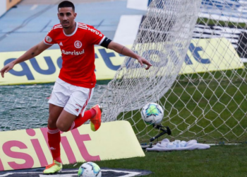 Thiago Galhardo em ação com a camisa do Internacional (Crédito: GettyImages)
