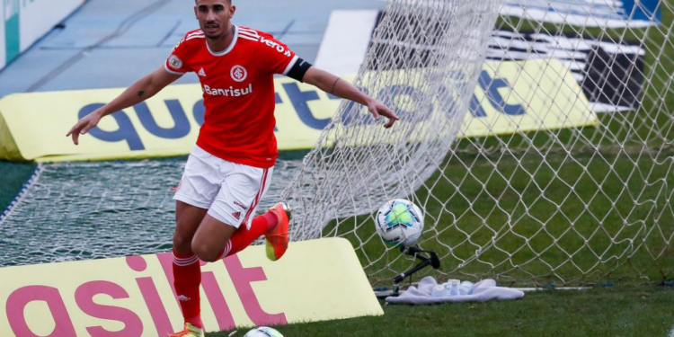 Thiago Galhardo em ação com a camisa do Internacional (Crédito: GettyImages)