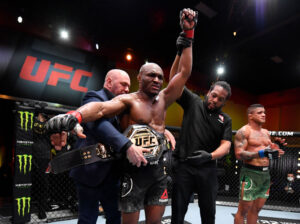 Kamaru Usman segue como campeão do UFC (Crédito: GettyImages)