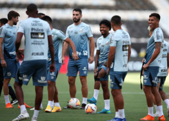 Santos segue de olho em Tiago Nunes (Crédito: GettyImages)