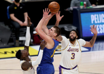 NBA: Anthony Davis pode ficar longe das quadras por até três semanas (Crédito: GettyImages)