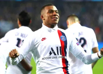 Mbappé comemorando gol pelo Paris Saint-Germain (Crédito: GettyImages)