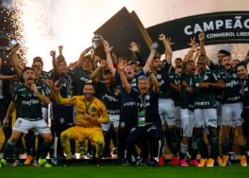 Elenco do Palmeiras comemorando o título da Libertadores (Crédito: GettyImages)