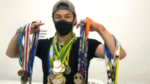 Arthur Nory posa com as medalhas recuperadas após roubo (Crédito: Reprodução/Instagram)