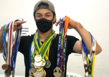 Arthur Nory posa com as medalhas recuperadas após roubo (Crédito: Reprodução/Instagram)