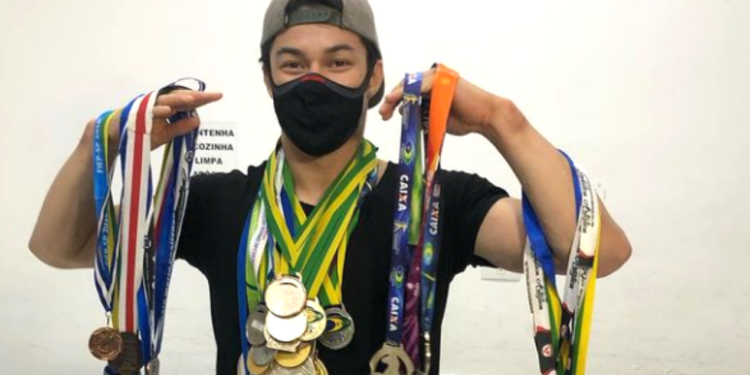 Arthur Nory posa com as medalhas recuperadas após roubo (Crédito: Reprodução/Instagram)
