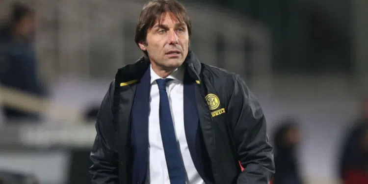 Antonio Conte comandando a Inter de Milão em campo (Crédito: GettyImages)