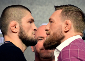 Khabib no octógono durante luta (Crédito: GettyImages)