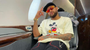 Neymar em seu avião particular indo para a França (Crédito: Reprodução/Instagram)