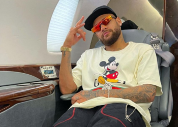 Neymar em seu avião particular indo para a França (Crédito: Reprodução/Instagram)