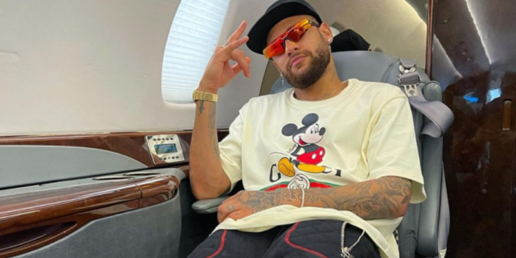 Neymar em seu avião particular indo para a França (Crédito: Reprodução/Instagram)