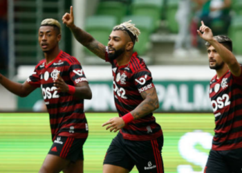 Bruno Henrique, Gabigol e Arrascaeta comemorando o gol pelo Flamengo (Crédito: GettyImages)