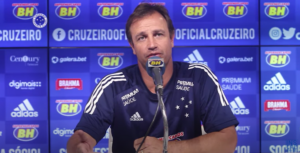 Felipe Conceição, treinador do Cruzeiro durante entrevista coletiva (Crédito: Reprodução / Youtube / TV Cruzeiro)