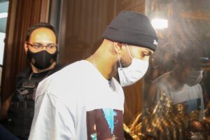 Gabigol saindo do Cassino clandestino em que estava em São Paulo (Crédito: Govesp / Fotos Públicas)