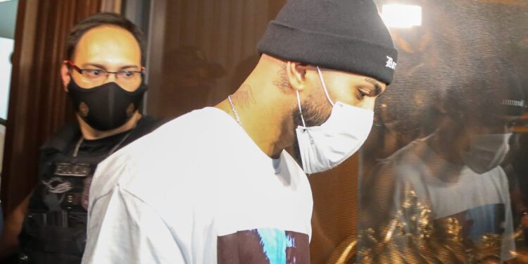 Gabigol saindo do Cassino clandestino em que estava em São Paulo (Crédito: Govesp / Fotos Públicas)