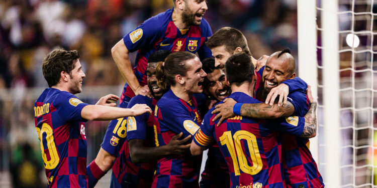 Jogadores do Barcelona comemorando gol (Crédito: GettyImages)