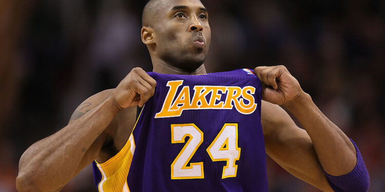 Kobe Bryant, astro da NBA e do Los Angeles Lakers em quadra (Crédito: GettyImages)