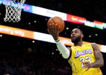 Lebron James fazendo uma cesta durante partida (Crédito: GettyImages)