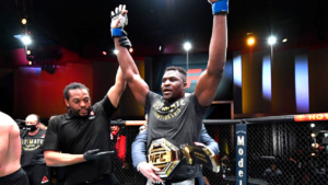 Ngannou com cinturão de campeão dos pesos-pesados do UFC (Crédito: GettyImages)