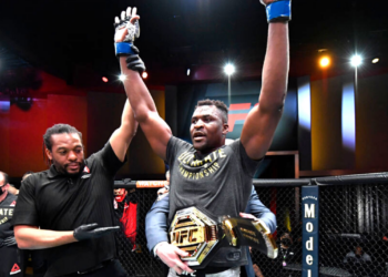 Ngannou com cinturão de campeão dos pesos-pesados do UFC (Crédito: GettyImages)