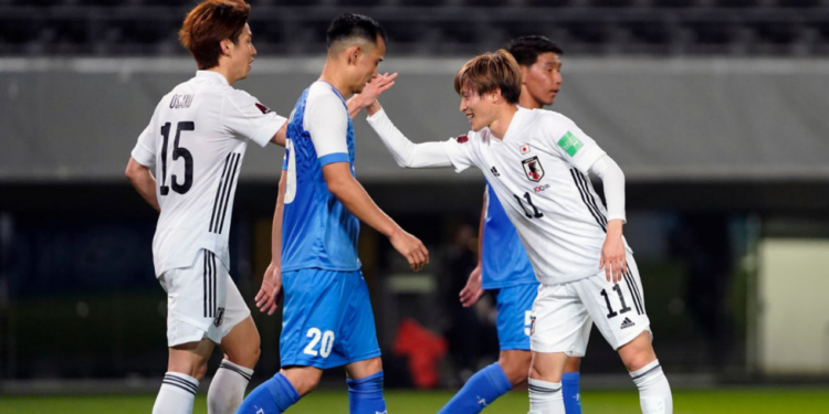 Jogadores do Japão comemorando o gol diante da Mongólia pelas Eliminatórias (Crédito: GettyImages)