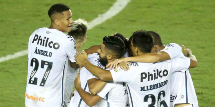 Jogadores do Santos reunidos no gramado comemorando o gol pela Libertadores (Crédito: GettyImages)