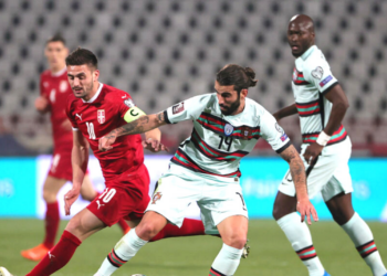 Jogadores de Servia e Portugal na disputa pela vaga nas Eliminatórias (Crédito: GettyImages)