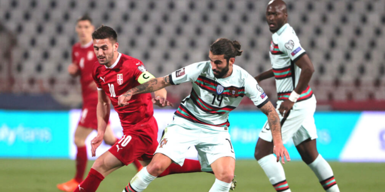Jogadores de Servia e Portugal na disputa pela vaga nas Eliminatórias (Crédito: GettyImages)