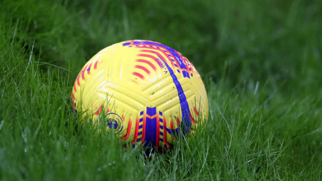Bola de futebol no gramado (Crédito: GettyImages)
