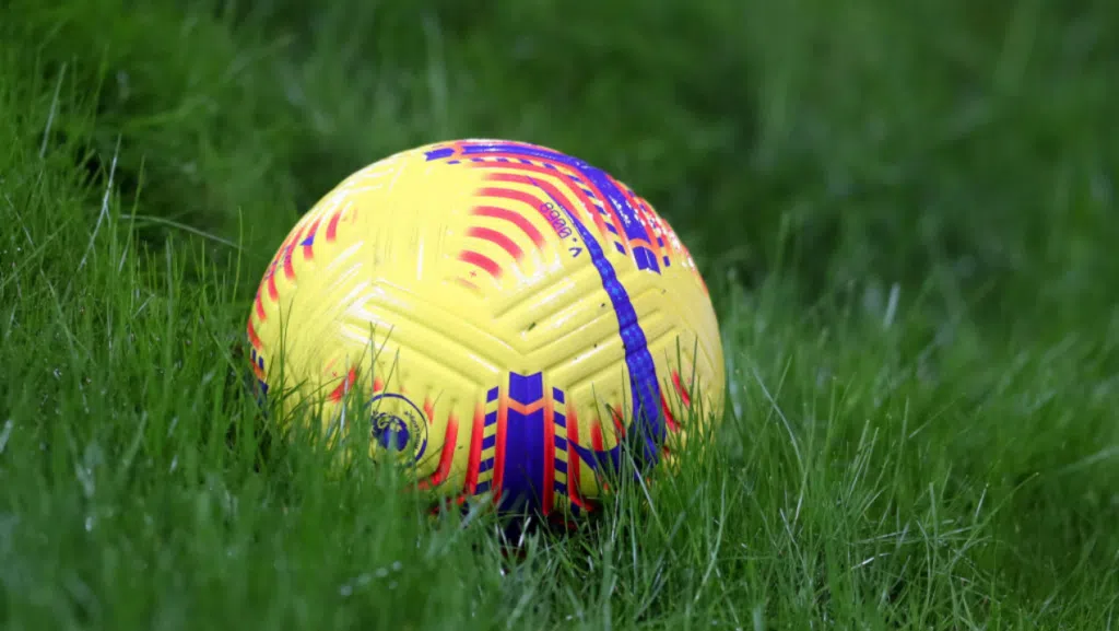 Bola de futebol no gramado (Crédito: GettyImages)