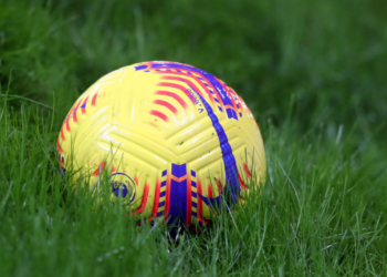 Bola de futebol no gramado (Crédito: GettyImages)