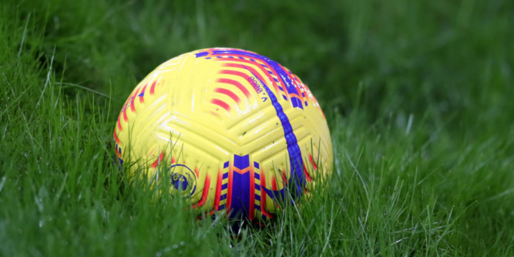 Bola de futebol no gramado (Crédito: GettyImages)