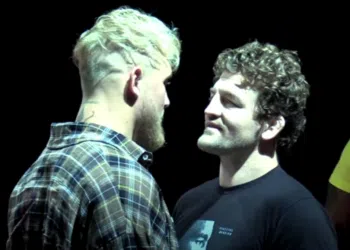 Ben Askren e Jake Paul durante promoção da luta pelo UFC (Crédito: Transmissão Youtube / MMA Fightingon SBN)
