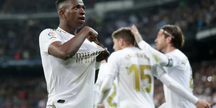 Vinicius Junior, jogador do Real Madrid comemorando após o gol (Crédito: GettyImages)