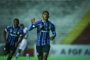 Léo Chú fez o seu primeiro gol com a camisa do Grêmio (Crédito: Lucas Uebel / Grêmio)
